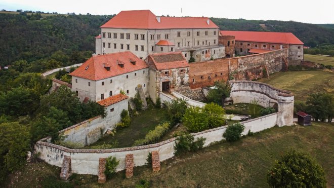 Zámecký komplex v Dolních Kounicích je stále na prodej.