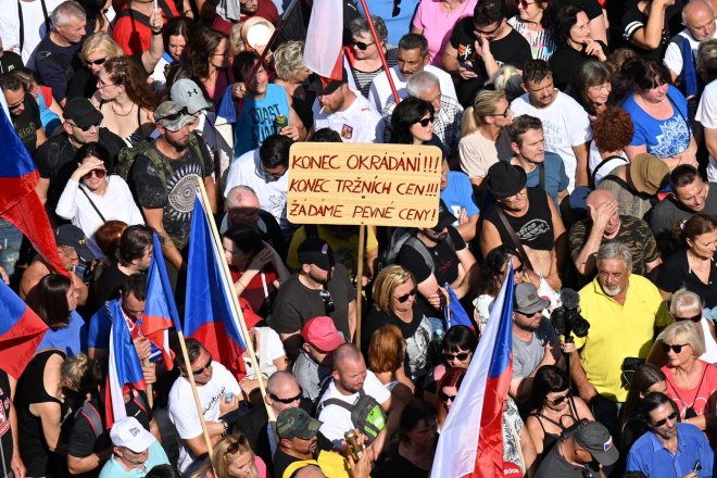 V Praze protestovaly desetitisíce lidí.