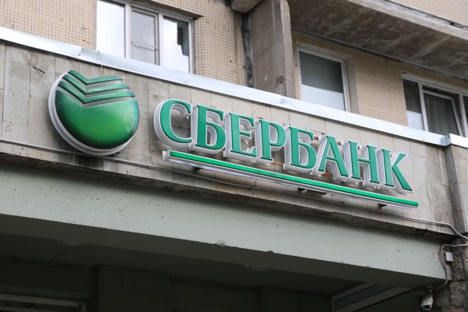 Logo Sberbanky na její pobočce v ruském Petrohradě