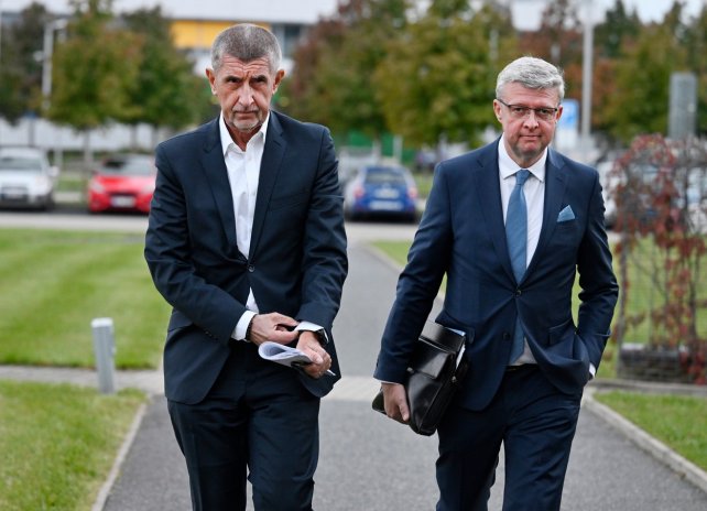 Andrej Babiš a Karel Havlíček (oba ANO) přicházejí do volebního štábu