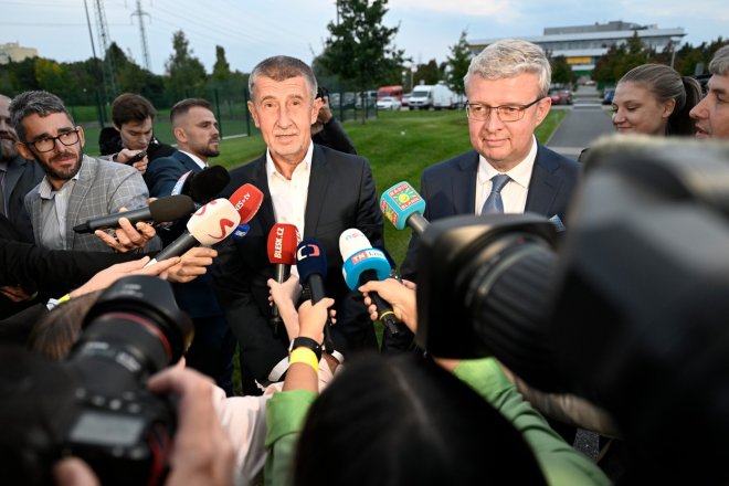 Sledování výsledků komunálních a senátních voleb ve štábu hnutí ANO, 24. září 2022, Praha. Zleva předseda hnutí Andrej Babiš a místopředseda Karel Havlíček.