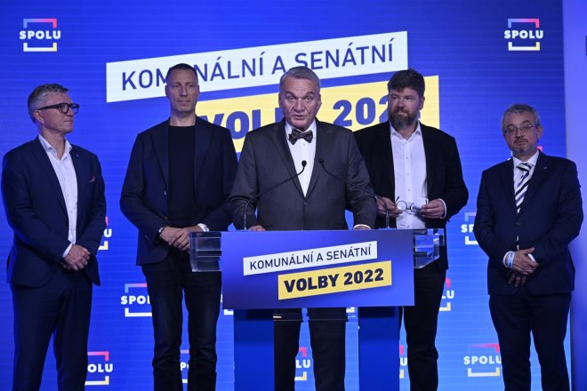 Sledování výsledků komunálních a senátních voleb ve volebním štábu koalice Spolu, 24. září 2022, Praha. Uprostřed lídr pražské kandidátky Bohuslav Svoboda (ODS).