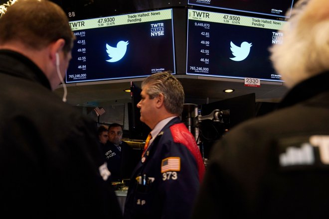 Symbol pro Twitter se objevil na monitorech newyorské burzy v úterý 4. října 2022. Obchodování s akciemi Twitteru bylo tehdy zastaveno poté, co akcie prudce vzrostly po zprávách, že Elon Musk bude pokračovat ve své transakci v hodnotě 44 miliard dolarů.