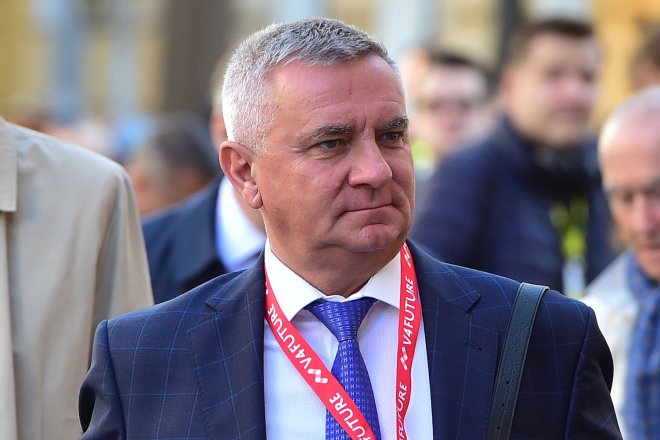 Vedoucí Kanceláře prezidenta republiky (KPR) Vratislav Mynář si za deset let ve funkci vydělal na platu a odměnách téměř 17,4 milionu korun po zdanění.