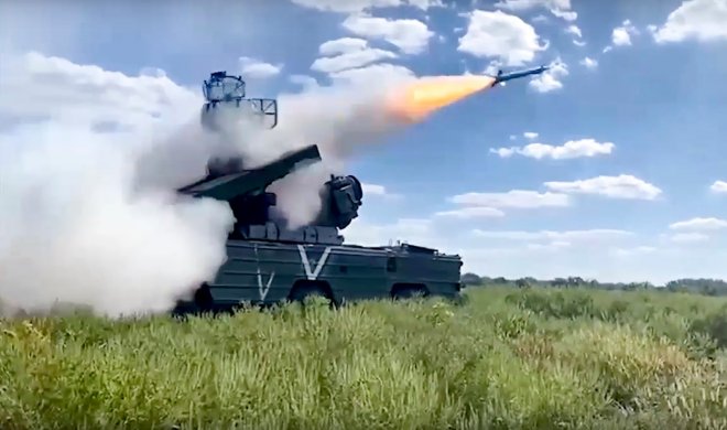 Fotografie pořízená z videa zveřejněného tiskovou službou ruského ministerstva obrany v neděli 16. října 2022 ukazuje ruský vojenský taktický raketový systém země-vzduch krátkého doletu Osa odpalující rakety na ukrajinské jednotky na nezveřejněném místě.