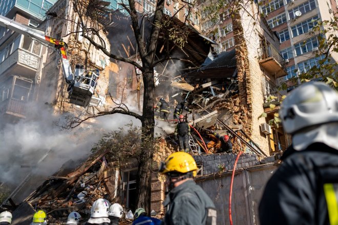 Hasiči likvidují požár domu v Kyjevě 8. října 2022 po ruském bombardování města.