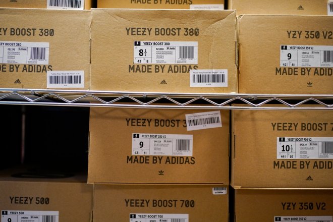 Bedny s botami Yeezy, které vyráběl Adidas na základě smlouvy s raperem Kanyem Westem, který si začal říkat Ye.