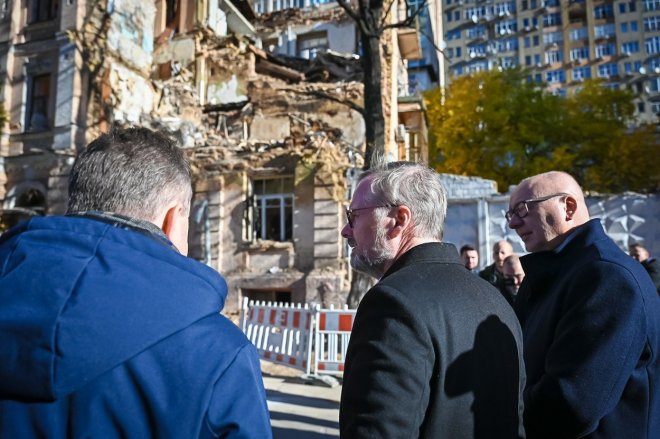 Zástupci české vlády v čele s premiérem Petrem Fialou (uprostřed) přijeli do Kyjeva, 31. října 2022.
