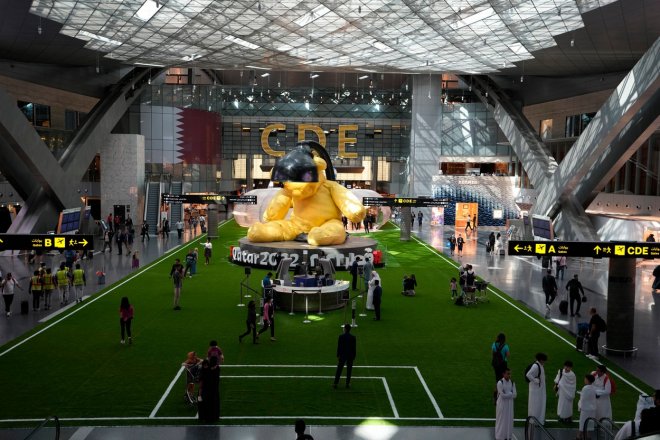 Také Hamad International Airport v Dauhá připomíná probíhající fotbalový šampionát v Kataru.