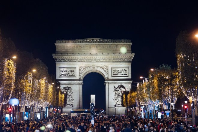 Paříž představila vánoční osvětlení své nejznámější ulice, třídy Champs-Élysées. Letos se bude svítit úsporněji než obvykle, přesto ale světla ozářila 400 stromů.