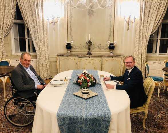 Prezident Miloš Zeman (vlevo) se setkal na pracovní večeři s premiérem Petrem Fialou na zámku v Lánech, 24. listopadu 2022.
