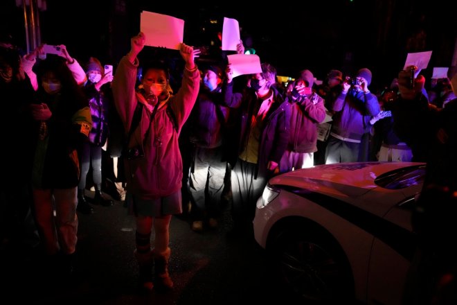 Násilné protesty v Číně pokračují. A aktivita průmyslu prudce padá