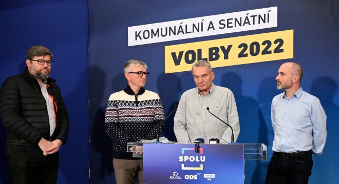 Zleva Jiří Pospíšil (TOP09), předseda zastupitelů Spolu Zdeněk Zajíček, lídr koalice Spolu (ODS, TOP 09, KDU-ČSL) Bohuslav Svoboda a Tomáš Kaplan (KDU-ČSL).