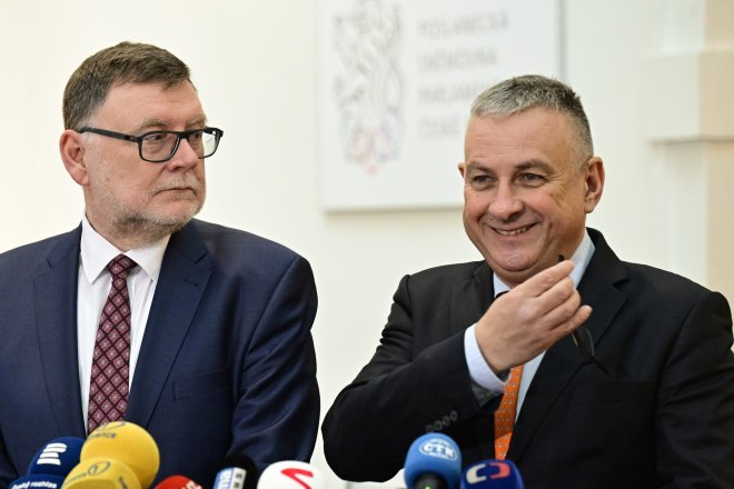 Zprava ministr průmyslu a obchodu Jozef Síkela (za STAN) a ministr financí Zbyněk Stanjura (ODS) na tiskové konferenci k zastropování cen energií pro velké firmy.