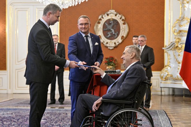Prezident Miloš Zeman (vpravo) jmenoval Jana Kubíčka (vlevo) členem bankovní rady ČNB