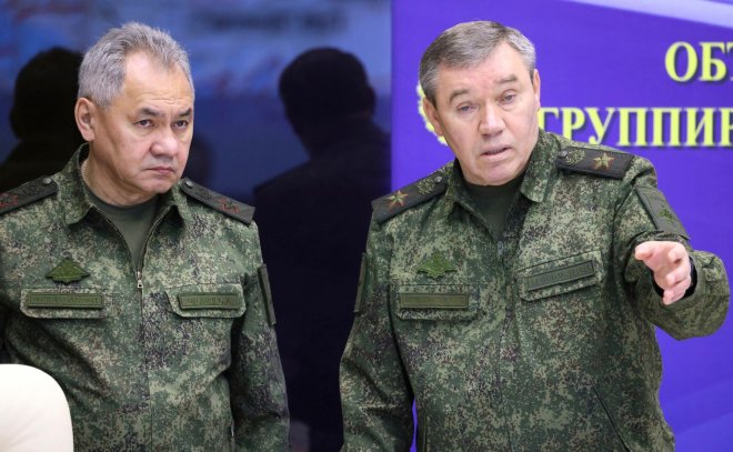 Ruský ministr obrany Šojgu jmenoval velitelem ruských jednotek nasazených na Ukrajině Gerasimova (vpravo).