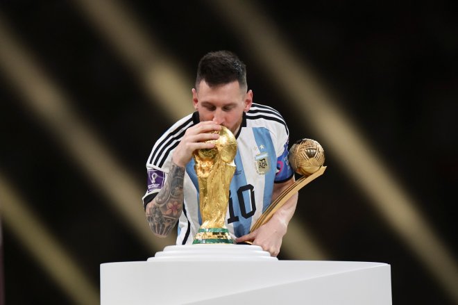 Dočkal se, Lionel Messi líbá trofej pro mistra světa.