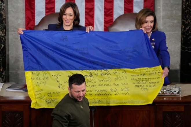 Ukrajinský prezident Volodymyr Zelenskyj věnoval 21. prosince Kongresu ukrajinskou vlajku popsanou vzkazy, kterou přivezl z osvobozeného města Bachmut.