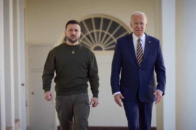 Prezidenti Zelenskyj (vlevo) a Biden mluvili o další pomoci Ukrajině.