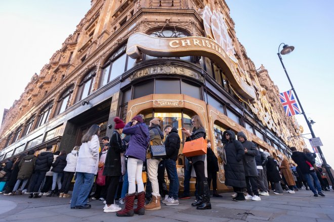 Výkladní skříň luxusu Harrods si mne ruce. Bohatí i v recesi utrácejí jako smyslů zbavení