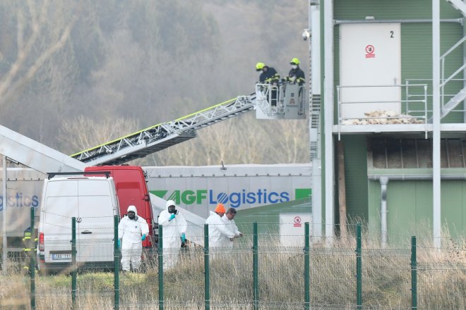 Utrácení části velkochovu slepic v Brodu nad Tichou na Tachovsku, kde se vyskytla ptačí chřipka, 3. ledna 2023. Pokračuje utěsňování budovy před usmrcením nosnic plynem.