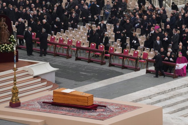 Rakev s ostatky Benedikta XVI. na Svatopetrském náměstí