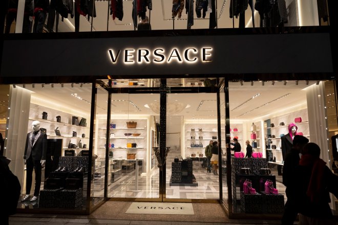 Majitele značek luxusního zboží Michael Kors nebo Versace kupuje firma Tapestry