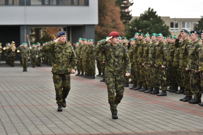 Zátah v generálním štábu. Policii zajímají armádní zakázky. Na ilustračním snímku slavnostní nástup v kasárnách ve vyškovských Dědicích