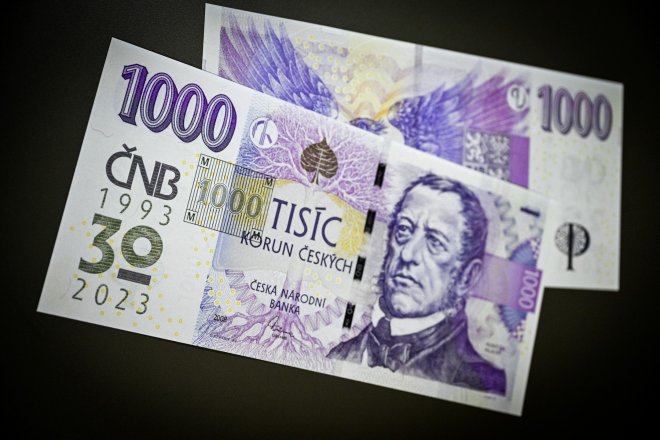 ČNB představila tisícikorunovou bankovku s přítiskem loga 30. výročí rozdělení společného státu..