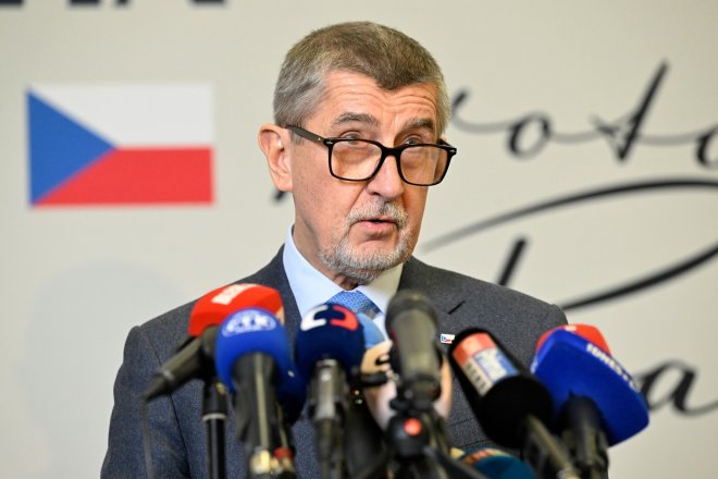 Prezidentský kandidát Andrej Babiš (ANO) zrušil dnešní výjezd do Hradce Králové a oznámil, že do druhého kola volby, které se uskuteční v pátek a sobotu, už kvůli výhrůžkám nepovede kontaktní kampaň.