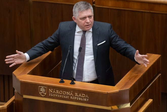 Expremiér Fico nechce posílat na Ukrajinu slovenské zbraně.