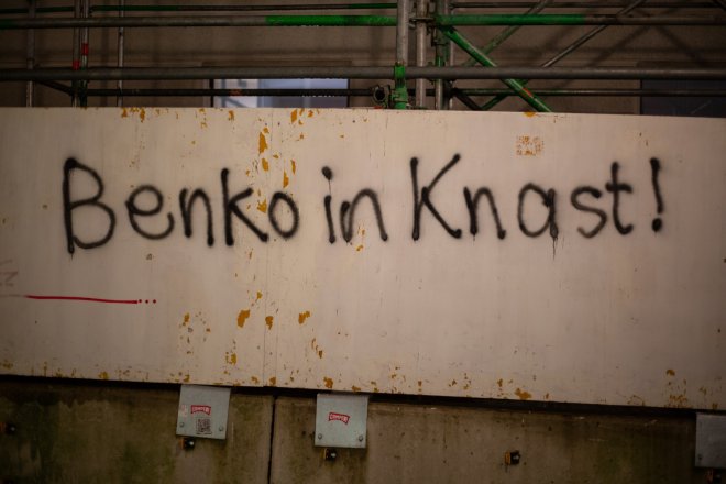 Benko do vězení! Heslo proti zakladateli společnosti Signa Holding Renému Benkovi se objevilo na staveništi v Theatinerstrasse v Mnichově už v dubnu