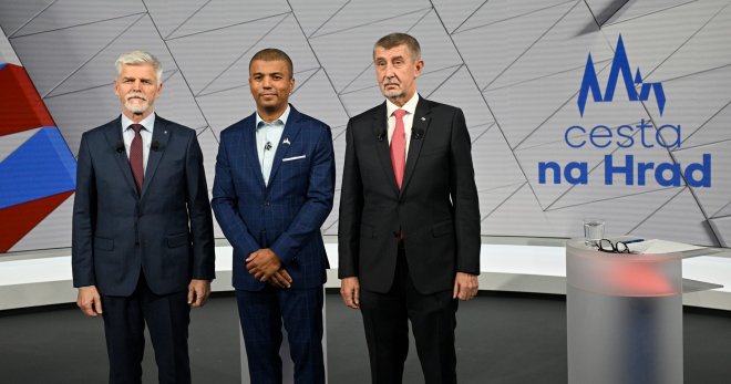 Debata prezidentských kandidátů Andreje Babiše (vpravo) a Petra Pavla (vlevo) v televizi Nova s moderátorem Reyem Korantengem.