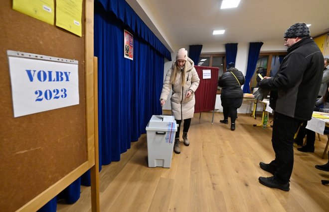 Lidé přicházejí do volební místnosti hlasovat ve druhém kole prezidentských voleb, 27. ledna 2023 Telč, Jihlavsko.