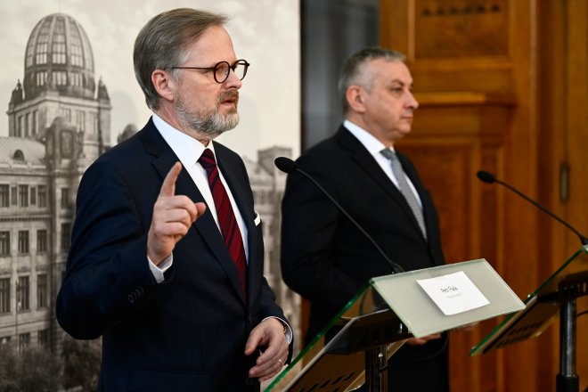 Premiér Fiala a ministr Síkela (vpravo) na tiskové konferenci.