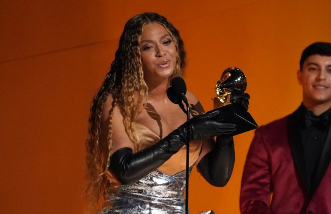 Beyoncé přebírá cenu za nejlepší taneční/elektronické hudební album za skladbu „Renaissance“.