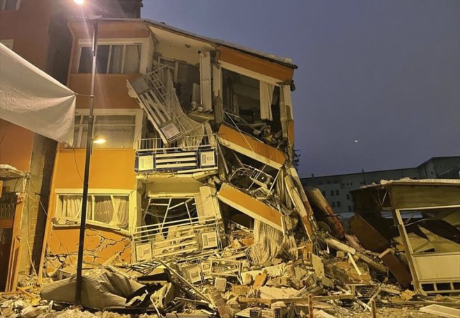 Zemětřesení v Turecku a Sýrii má 11 tisíc oběti. Lidé kritizují pomalou pomoc