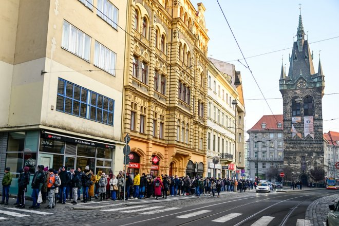 Lidé čekají ve frontě před budovou České národní banky (ČNB), která nabízí k zakoupení speciální tisícikorunovou bankovku s přítiskem ke 30. výročí rozdělení československé měny, 8. února 2023, Praha.