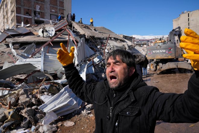 Počet obětí zemětřesení v Turecku a Sýrii je přes 23 tisíc.