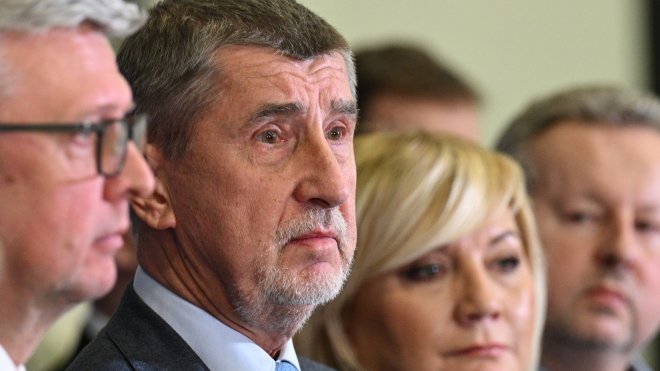 Předseda opozičního ANO Andrej Babiš (uprostřed) dvakrát odmítl respektovat rozhodnutí koaliční většiny ve Sněmovně o omezení řečnické doby pro všechny a opustit řečniště.