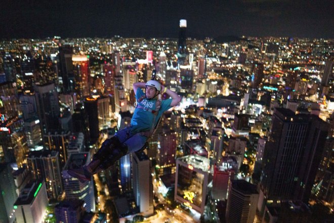 Skokan bungee jumpingu skáče v noci z Kuala Lumpur Tower během tradiční každoroční akce KL Tower International Jump v Kuala Lumpur, Malajsie, v sobotu 4. února 2023.