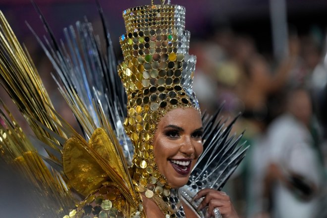 Tradiční brazilský opulentní karneval zahájily průvody škol samby.