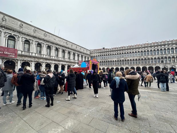 Náměstí Svatého Marka v Benátkách bývá plné turistů.