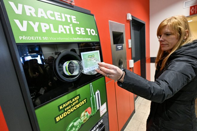 Obchodní řetězec Kaufland představil pilotní projekt systému zpětného odběru PET lahví a plechovek v únoru.