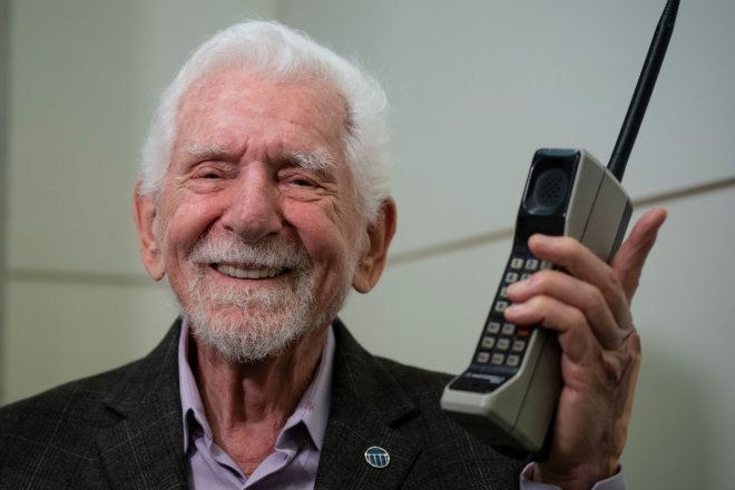 Marty Cooper, považovaný za otce mobilních telefonů, zapózoval s první mobilním telefonem Motorola DynaTAC 8000x na Mobile World Congressu 2023 v Barceloně.