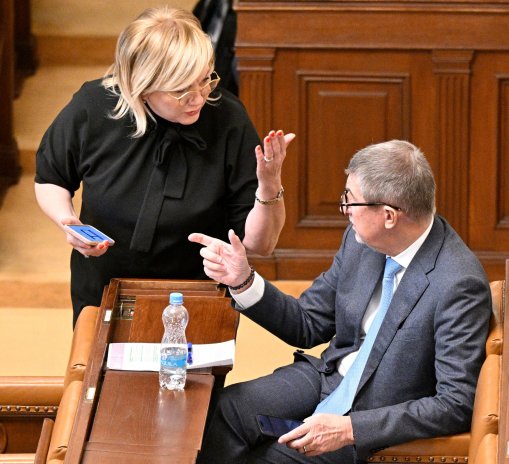 Poslankyně Alena Schillerová (ANO) během schůze Sněmovny debatuje s Andrejem Babišem.