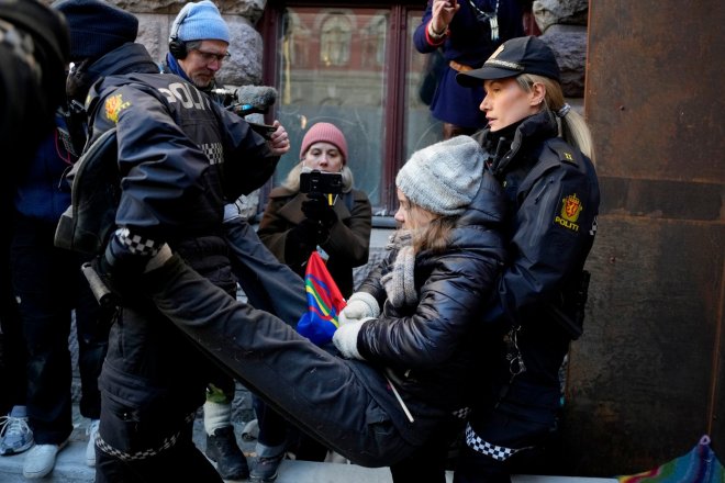 Policisté odnášející Gretu Thunbergovou protestující s dalšími ekology před norským ministerstvem financí v Oslu pro záchranu sobů.