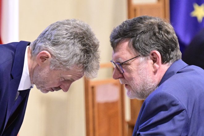 Ministr financí Zbyněk Stanjura a předseda senátu Miloš Vystrčil na schůzi horní komory, která projednala snížení valorizace důchodů