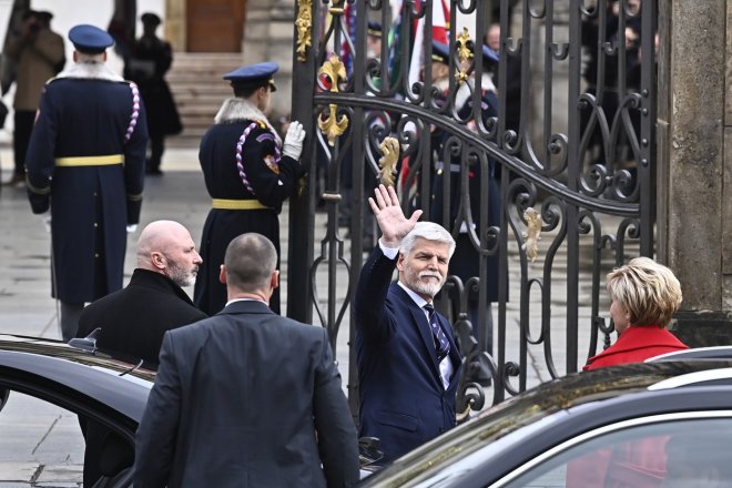 Zvolený prezident Petr Pavel mává lidem při příchodu na svou inauguraci na Pražský hrad, 9. března 2023, Praha. Vpravo v červeném je jeho manželka Eva Pavlová.