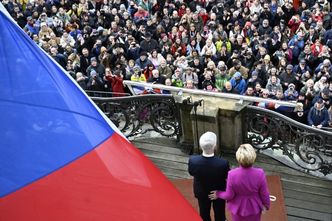 Pavel na Hrad. Inaugurace nově zvoleného prezidenta Petra Pavla, 9. března 2023, Pražský hrad. Prezident Petr Pavel a první dáma Eva Pavlová zdraví přihlížející z balkonu na třetím hradním nádvoří.